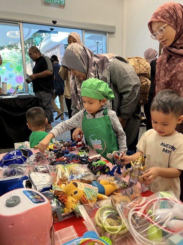 Children and families joining an MSCWA community activity
